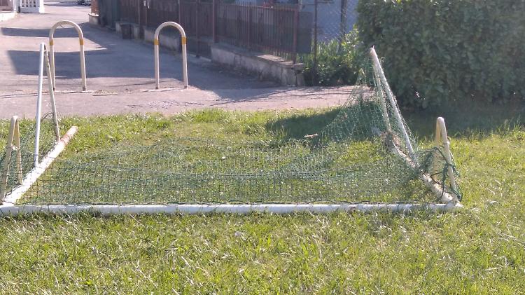 Vandali in azione, sradicata la porta da calcetto dei giardini pubblici
