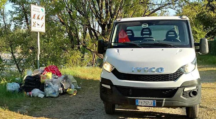 Rifiuti, centinaia di chili abbandonati lungo l'Adda