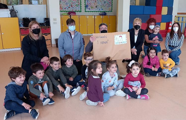 I bambini interagiscono con gli ospiti di “Cremona Solidale” e del Centro Barbieri