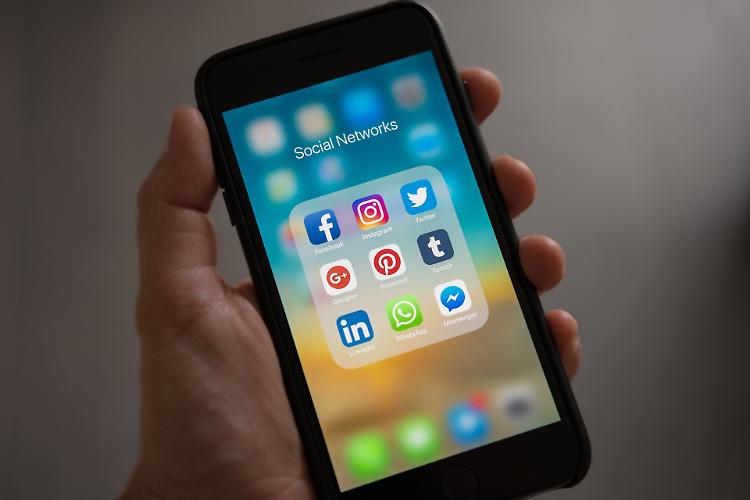 Social, un «like» sotto un post discriminatorio può costare caro