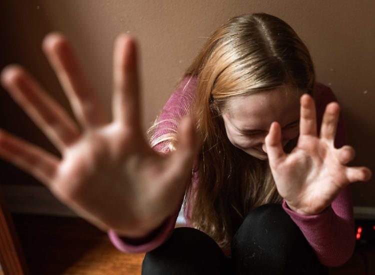 Botte e insulti alla convivente, 55enne allontanato dalla casa famigliare