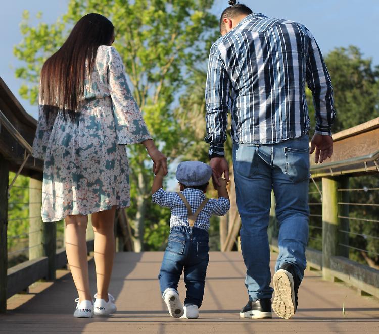 Cognome del padre ai figli, arriva lo stop della Consulta: via libera a quello di entrambi i genitori
