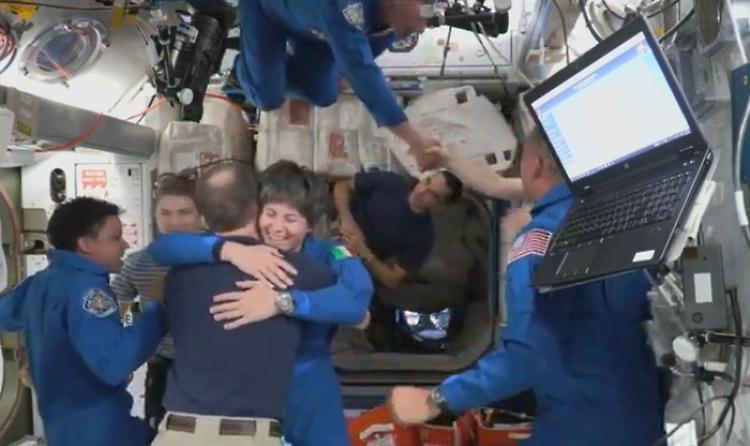 AstroSam è sulla Stazione Spaziale, con l'equipaggio della Crew-4