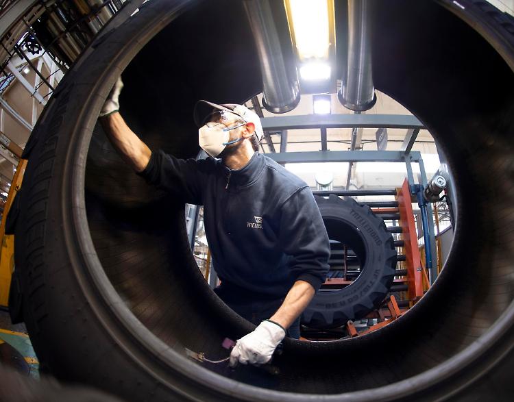 Lavoro, l'occupazione rallenta: -2,8% fra Covid e  guerra 