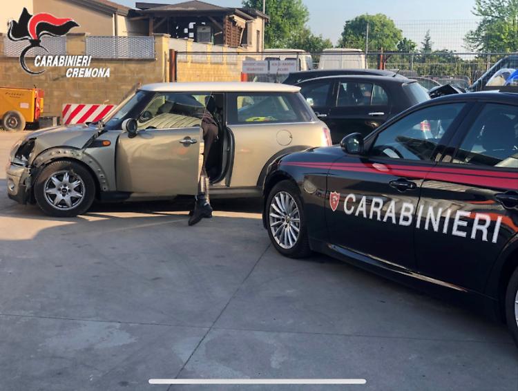 Inseguimento folle su un auto rubata. Denunciato