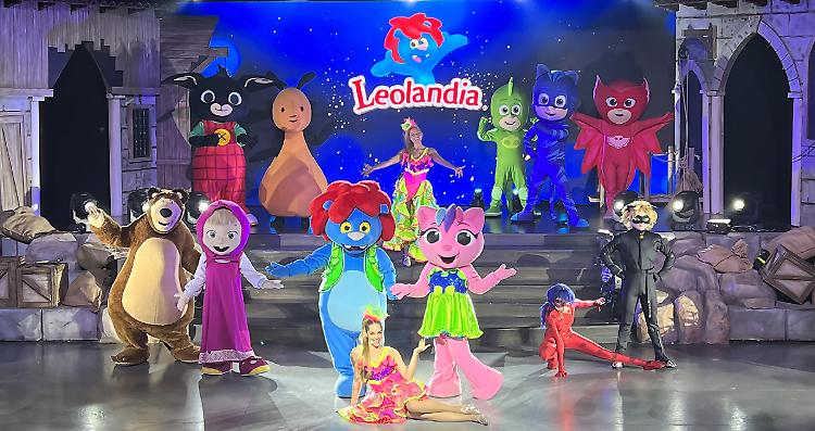 Cartoni animati a Leolandia: Masha e Orso e i 3 Superpigiamini su palco