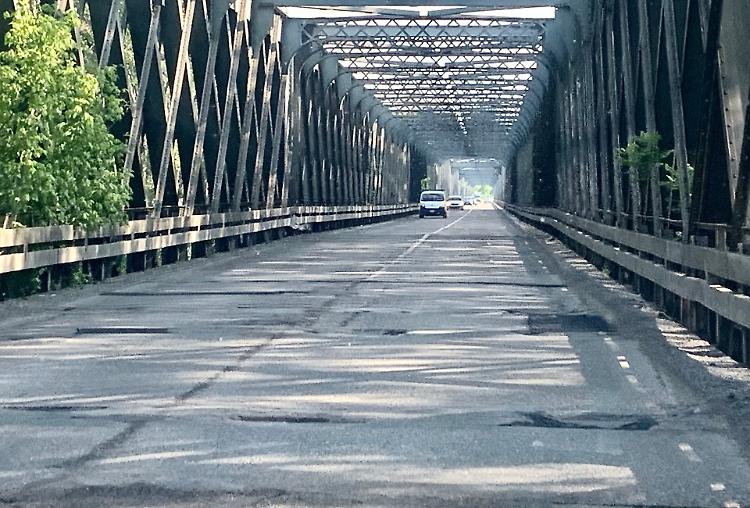 Manto stradale gruviera, sul Ponte di Po limite di velocità a 30 chilometri orari