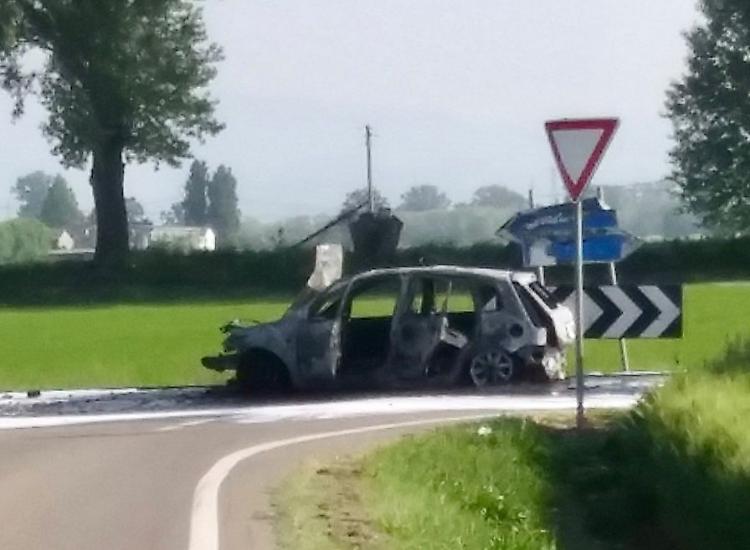 Tamponamento e auto in fiamme:  la conducente si mette in salvo