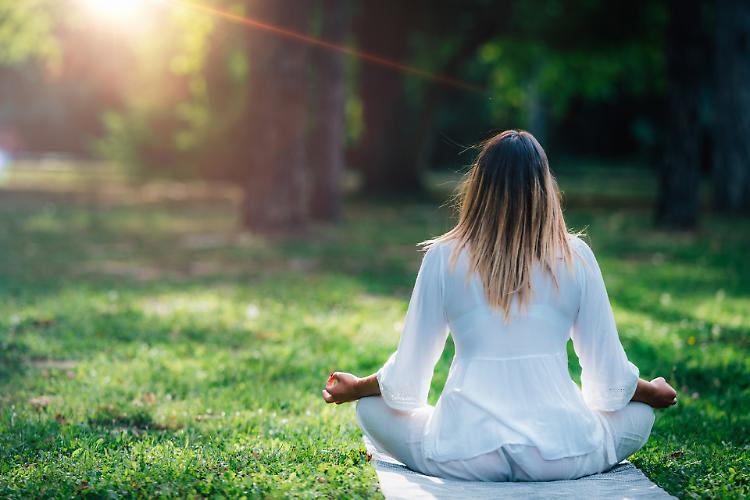 Dolce risveglio all'alba con pratiche Yoga nel parco