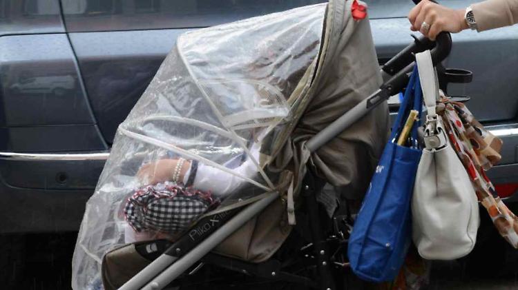 Malore mentre spinge passeggino col figlio: morto giovane papà