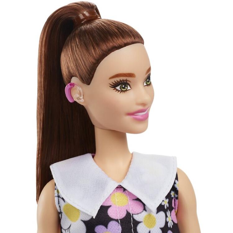 Inclusione, arriva Barbie con l'apparecchio acustico