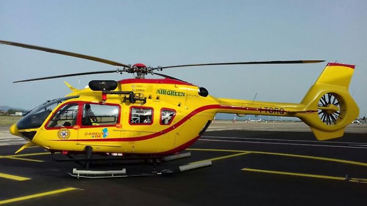 Ciclista investito, forte trauma cranico per un settantenne: intervento dell'elisoccorso