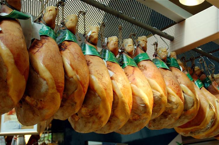 Tenta di rubare un intero prosciutto crudo, denunciato
