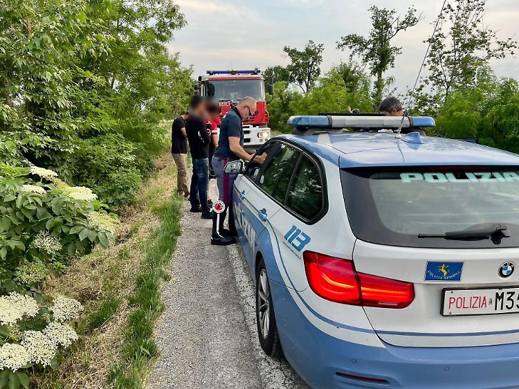Finisce nel fossato con la sua berlina, elisoccorso per una 35enne