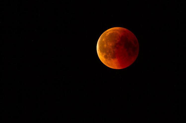 La Luna si veste di rosso, nella notte fra 15 e 16 maggio l’eclissi totale