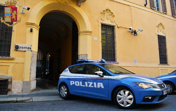 Tenta di rubare dei vestiti e scoppia una rissa con un vigilante, arrestato