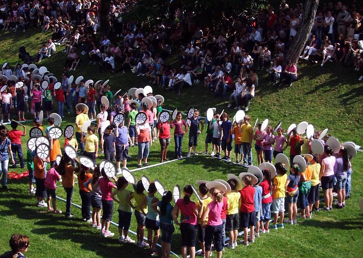 Scuole e teatro, tutti in piazza ed è subito festa