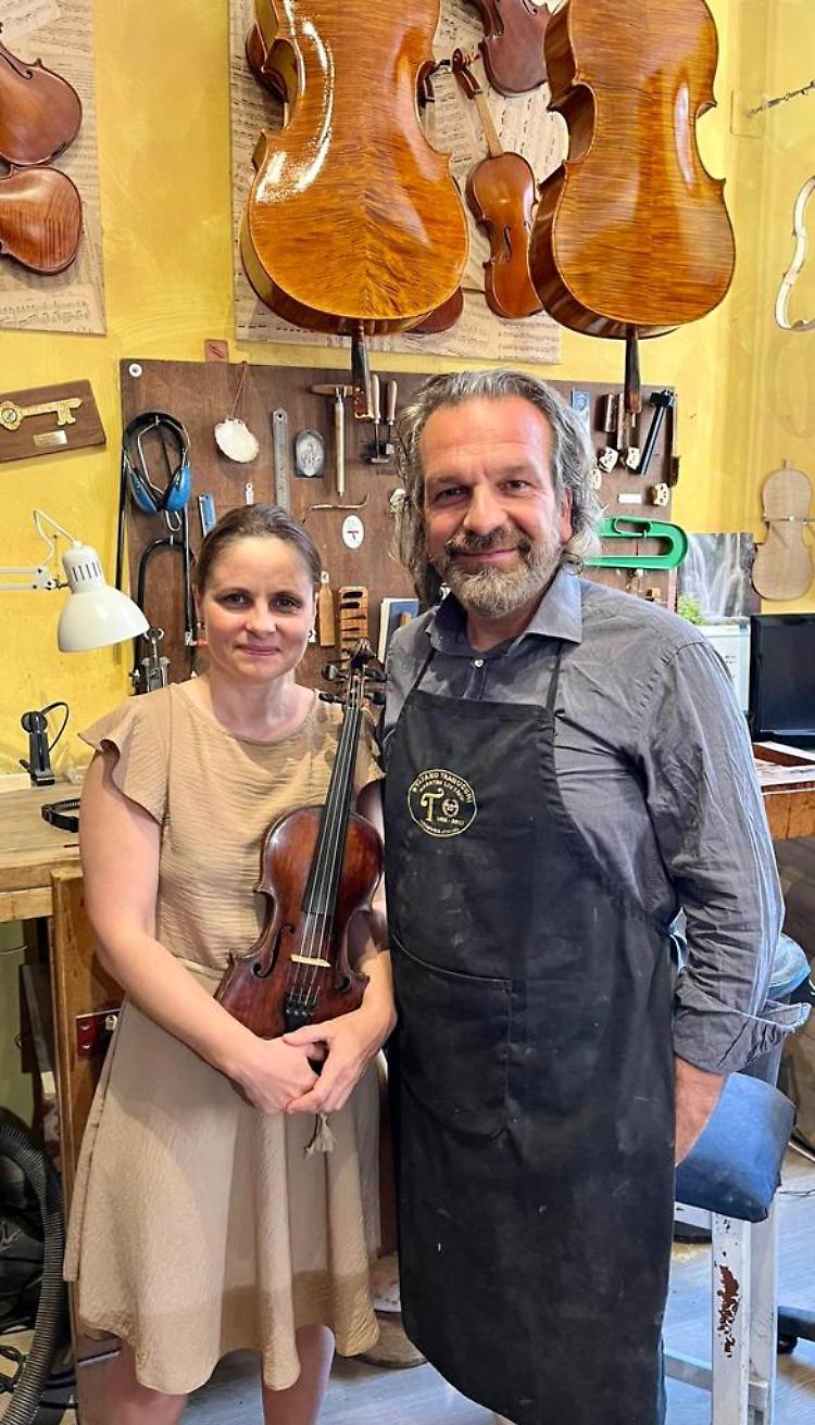 Ucraina,  il liutaio Trabucchi dona uno strumento alla violinista profuga