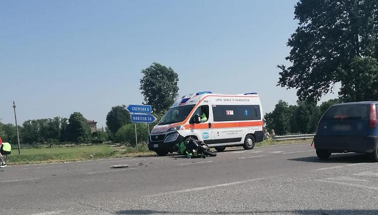 Scontro auto-moto: ferite serie per il motociclista