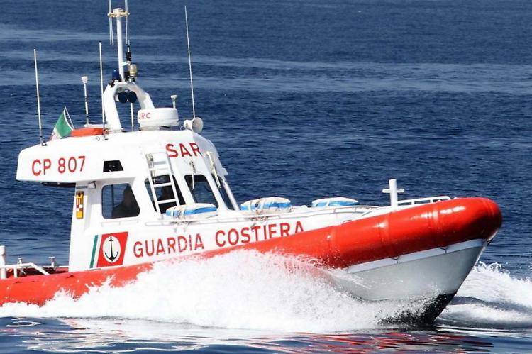 Rimorchiatore affonda a largo Puglia, un morto e 7 dispersi
