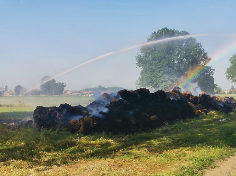 Rogo imponente: distrutte 150 rotoballe, pompieri al lavoro tutta la notte