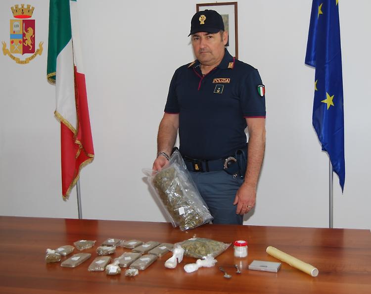 In garage 1 chilo e mezzo tra marijuana, cocaina, hascish ed ecstasy: arrestato