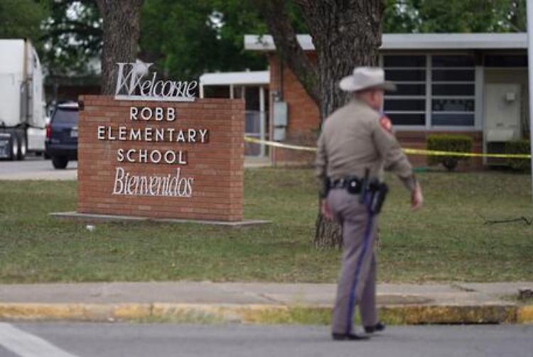 Sparatoria in una scuola elementare in Texas, 21 morti