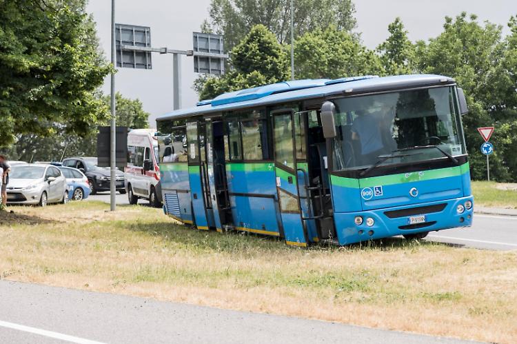 Paura al rondò di via Mantova, contatto tra pullman di linea e auto