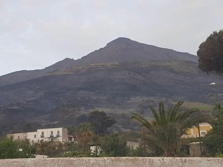 Incendio Stromboli: fiamme domate dopo notte di fuoco