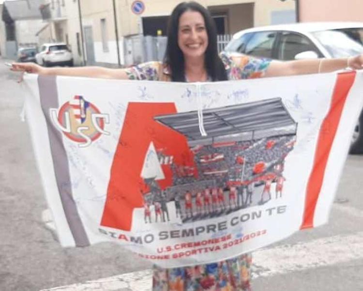 Sergnano, in dono a Silvana la bandiera della promozione autografata dai protagonisti 