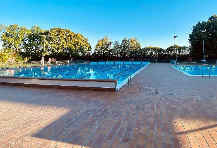Mancano i bagnini, per rinfrescarsi in piscina... rivolgersi altrove