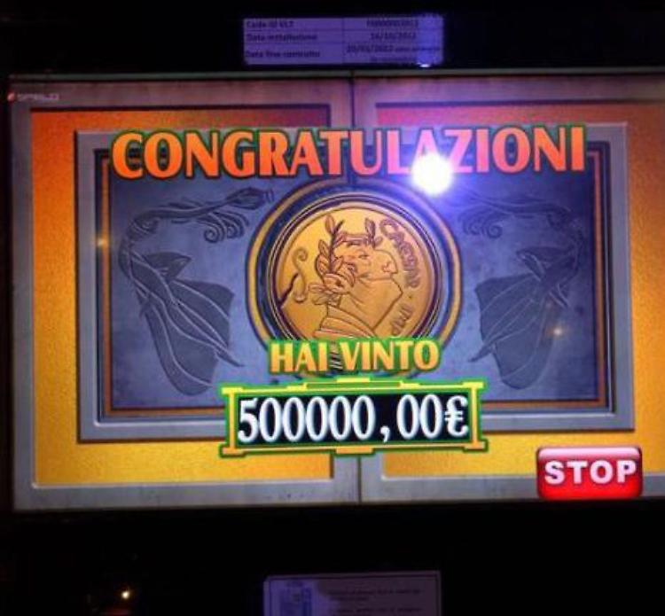Gioca e vince mezzo milione di euro