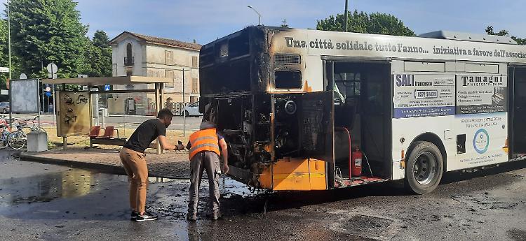 Prende fuoco la radiale con a bordo degli studenti