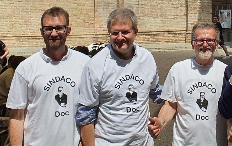 Grana «nazi» per  Borghetti:  Fidanza con la maglietta «Sindaco doc»