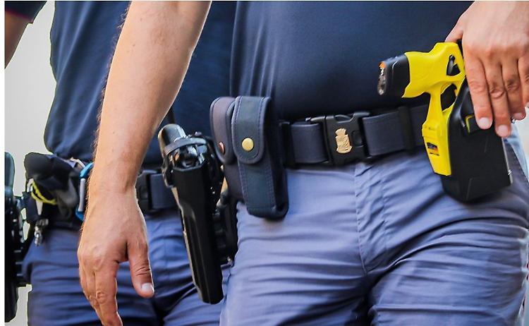 Taser, da domani entra in dotazione ai poliziotti della questura