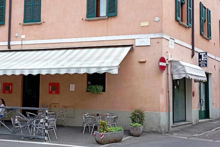 Bar tabacchi preso di mira. Il vetro resiste, colpo a vuoto