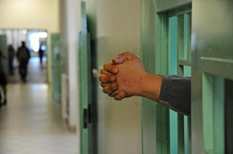 Picchia e reclude in camera il figlio di 3 anni, arrestata
