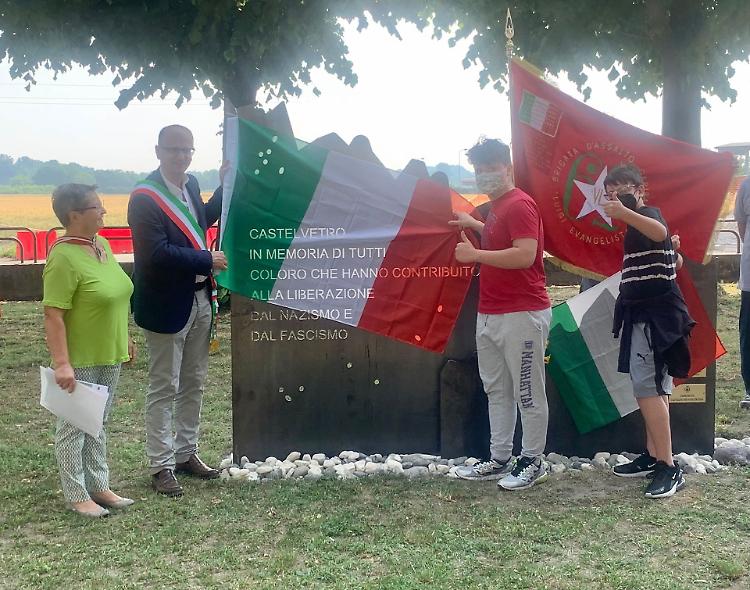 Castelvetro, inaugurato il monumento in memoria di coloro che hanno contribuito alla Liberazione