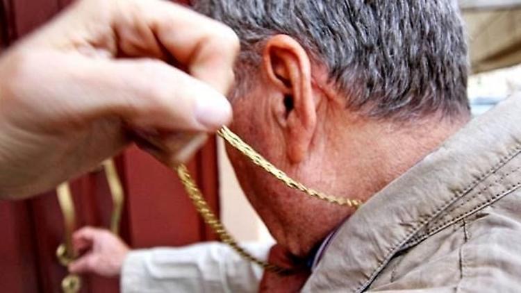 Rubano una collana a un anziano con la 'tecnica dell’abbraccio', coppia arrestata