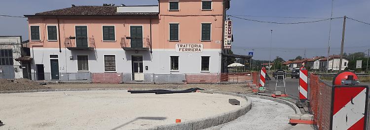 Camion a un metro dai tavoli: «Sarò costretto a chiudere»