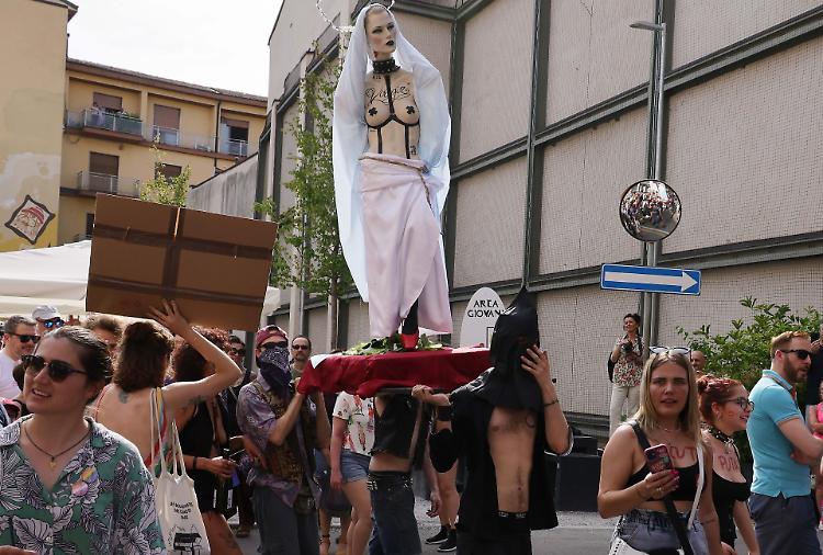 Cremona Pride, adesso si indaga sul manichino travestito da Madonna con i seni in vista