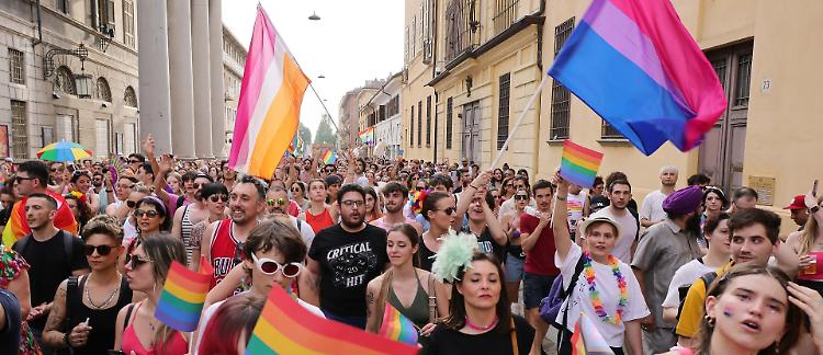Cremona Pride: «Sgradevole quel manichino portato apposta per danneggiarci»