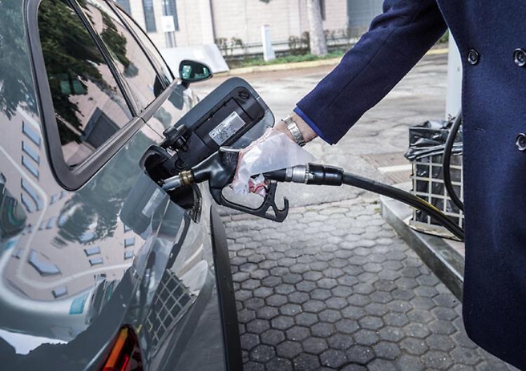 Auto benzina-diesel-gpl: stop alla vendita dal 2035