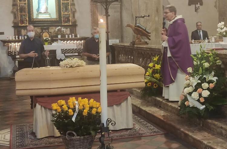 Basilica gremita per l'ultimo saluto al 41enne Filippo Fontana