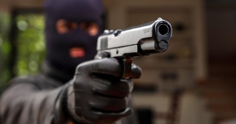 Banditi con la pistola: «Dacci il Rolex o spariamo»