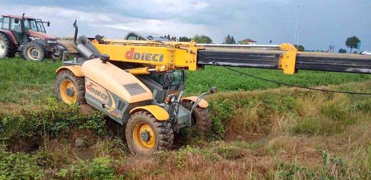 Rubano un elevatore, ma finiscono nel fossato