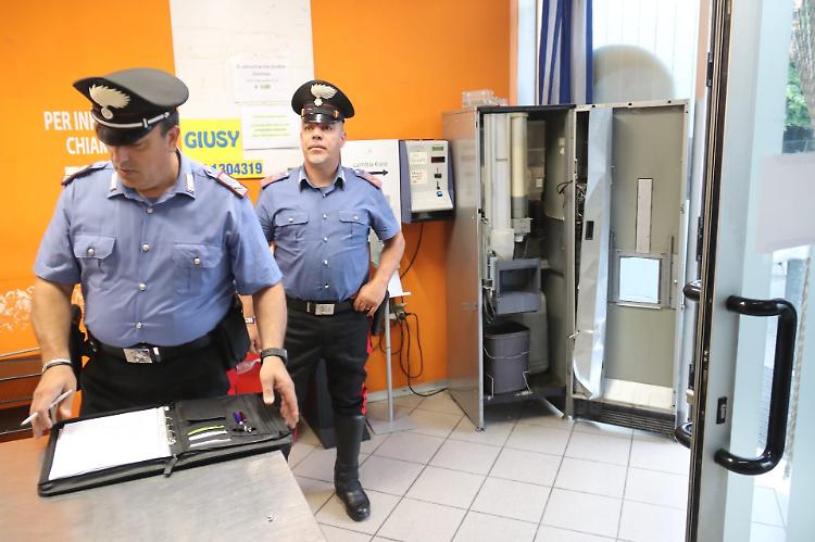 Furto alla lavanderia automatica, scassinata la macchinetta del caffè