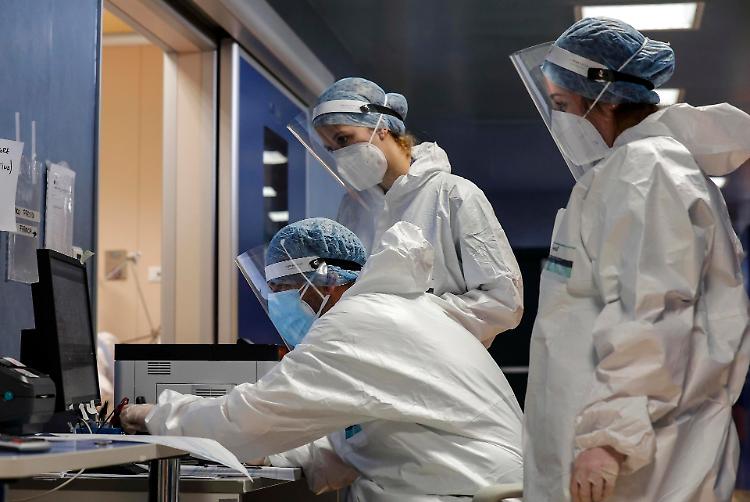 Covid, varianti e meno cautele... e la curva torna a risalire