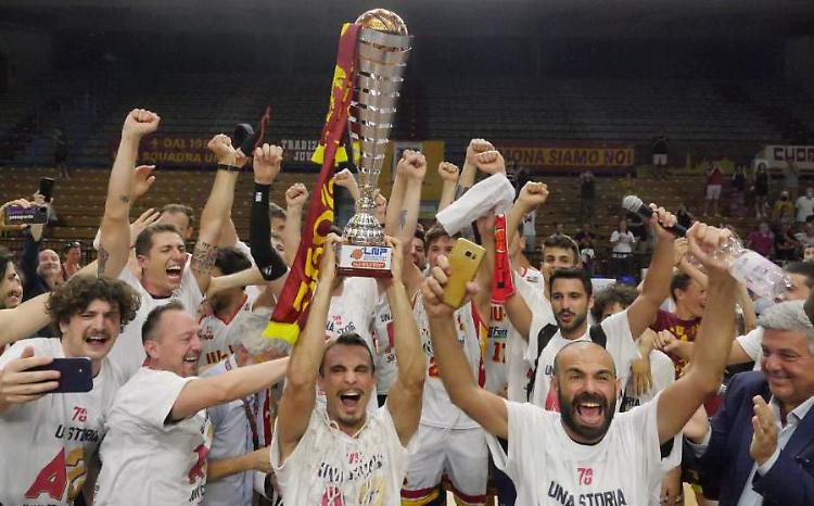 Basket, Juvi Ferraroni in paradiso: batte San Miniato e conquista la Serie A2