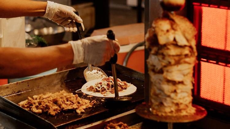 Mangiano kebab, famiglia in ospedale per sospetta intossicazione alimentare